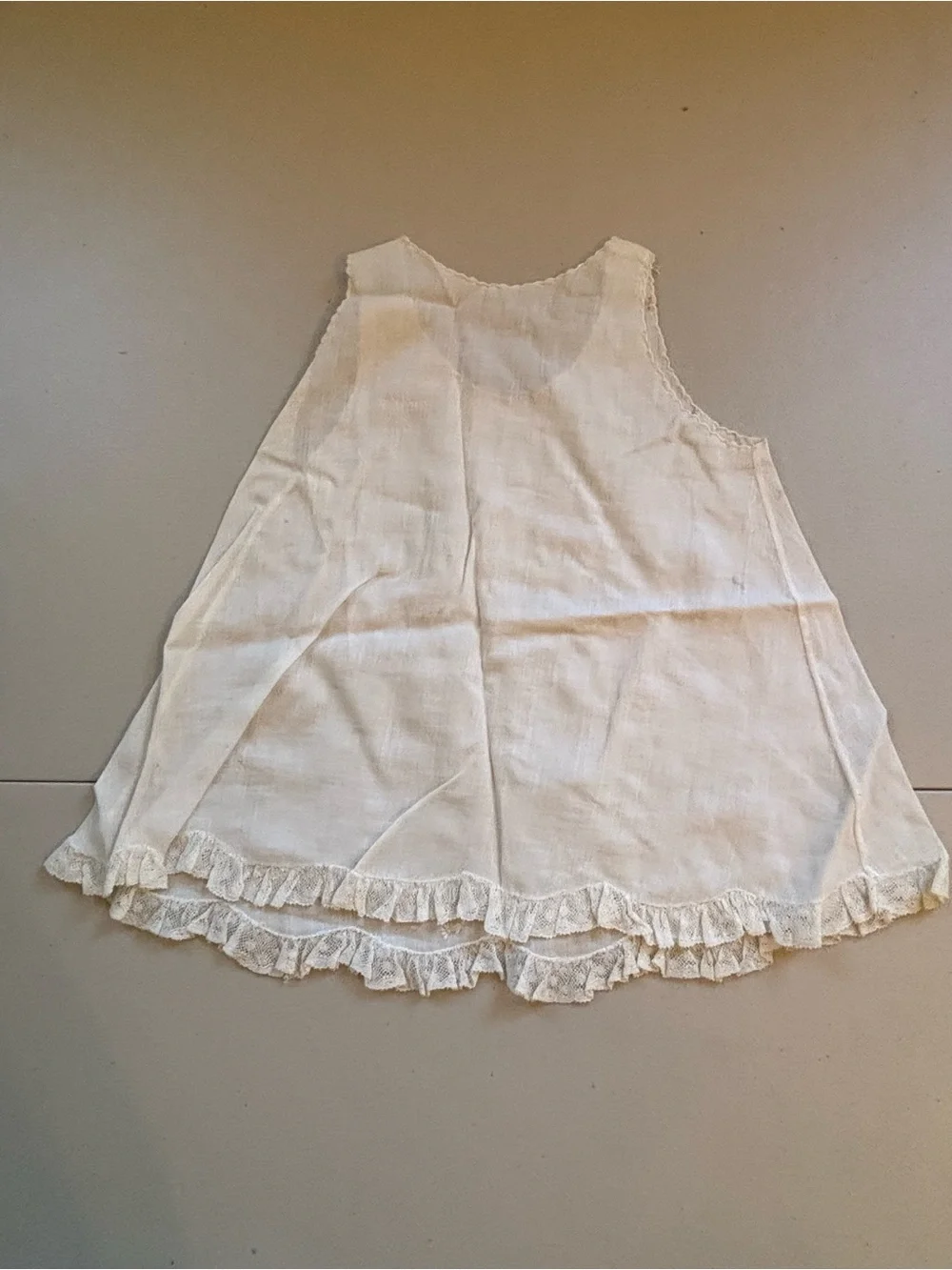 Lot of 5 items. Vintage dresses and bonnet